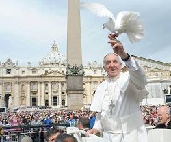 El Papa Francisco con una paloma blanca, en una foto de archivo, ya icónica