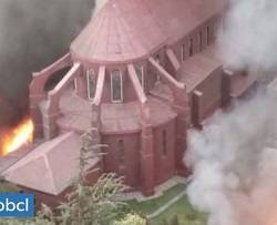 Prenden fuego a una importante iglesia en Chile e impiden a los bomberos sofocar el incendio