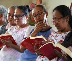 Encontrar una Biblia en la Venezuela de la escasez, un reto: «Es pan que alimenta y mejor medicina»