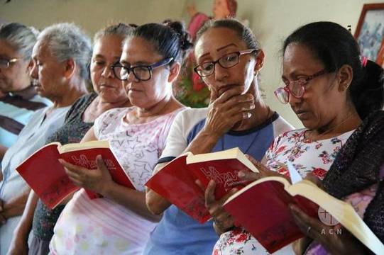 Encontrar una Biblia en la Venezuela de la escasez, un reto: «Es pan que alimenta y mejor medicina»