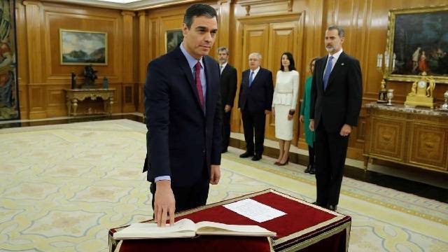 Pedro Sánchez ha prometido su cargo con un ejemplar de la Constitución