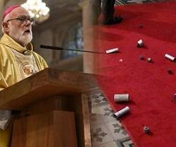 El ya arzobispo de Santiago de Chile, Celestino Aós, y en el suelo, los casquetes de latas lacrimógenas vacías -montaje fotográfico