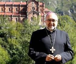 El arzobispo Sanz Montes, de Oviedo, con el santuario de Covadonga al fondo, en una foto primaveral