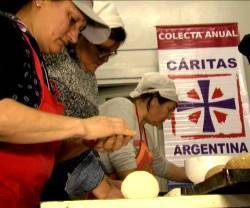 Cáritas Argentina ha reforzado su trabajo contra el hambre comedores y repartos de bolsas de comida...