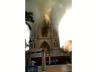 Arde la histórica catedral de Malabo