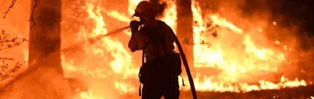 Australia arde y este bombero afirma que su mejor arma es la oración: hace tanto bien como el agua