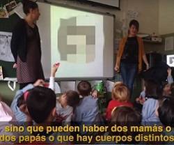 En la foto, activistas de ideología de género adoctrinan a niños en colegios públicos de La Rioja... las familias tienen derecho a saberlo, y actuar
