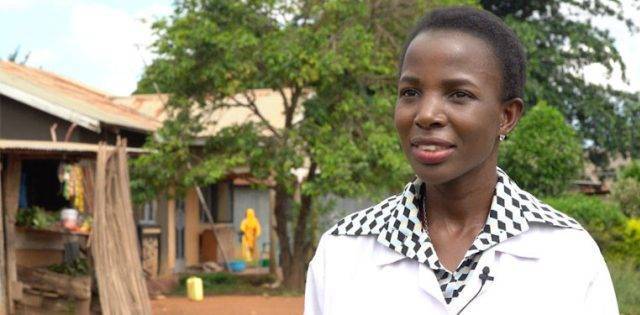 La doctora Irene Kyamummi, Premio Harambee 2020 por su formación sanitaria para niños y familias