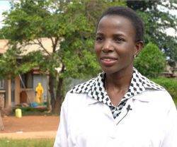 La doctora Irene Kyamummi, Premio Harambee 2020 por su formación sanitaria para niños y familias