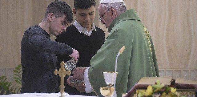 «A un cristiano incapaz de conllevar las humillaciones de la vida, le falta algo», dice el Papa