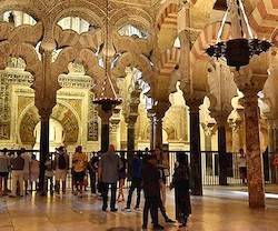 Siete expertos demuestran que la mezquita-catedral de Córdoba es de la Iglesia «sin ninguna duda»