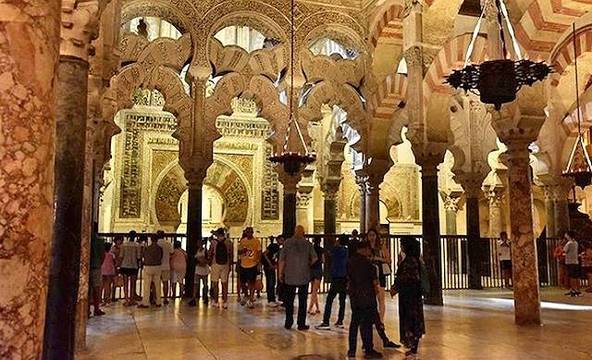 Siete expertos demuestran que la mezquita-catedral de Córdoba es de la Iglesia «sin ninguna duda»