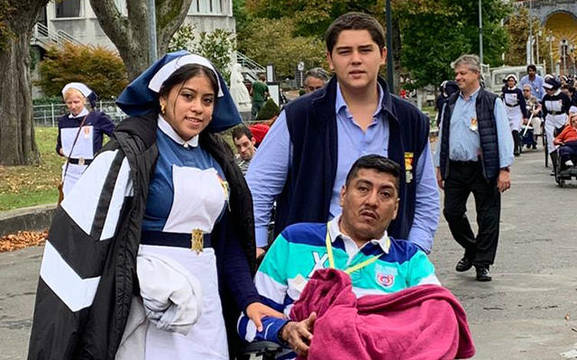 José, 17 años y camillero en Lourdes: «Los enfermos me hacen ver lo verdaderamente importante»