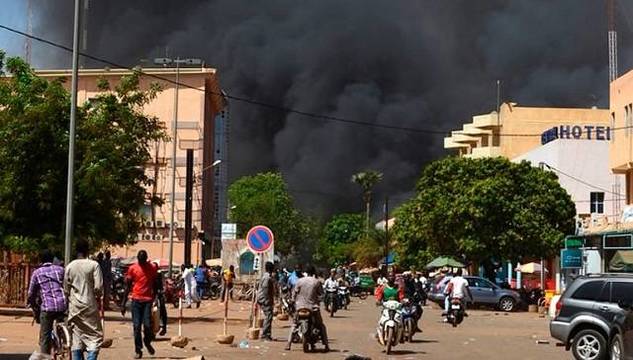 Terroristas irrumpen en plena misa en Burkina Faso matando a 12 cristianos y llevándose al sacerdote