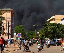 Terroristas irrumpen en plena misa en Burkina Faso matando a 12 cristianos y llevándose al sacerdote