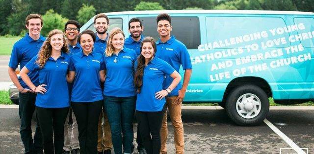 Se buscan jóvenes que por un año vayan en equipos en furgoneta evangelizando con retiros en EEUU