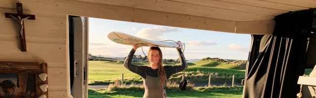 Se fue de casa a los 17 años con un surfista ateo a hacer vida hippy... pero Dios la buscó