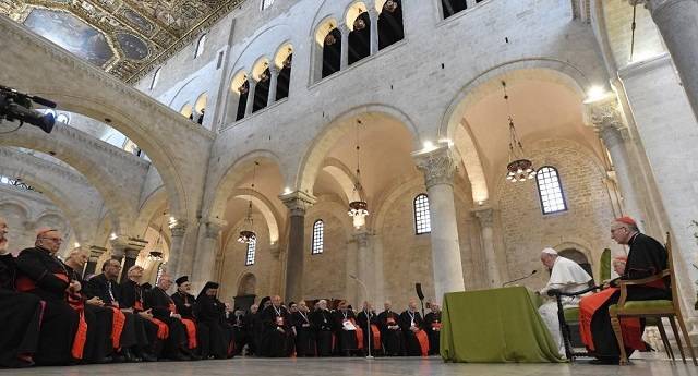 El Papa Francisco, en Bari, ante obispos de 20 países mediterráneos, anima a reconstruir y perdonar