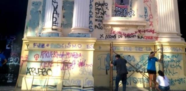 Feministas abortistas ensuciaron una parroquia histórica de Chile... y jóvenes con fe la limpian