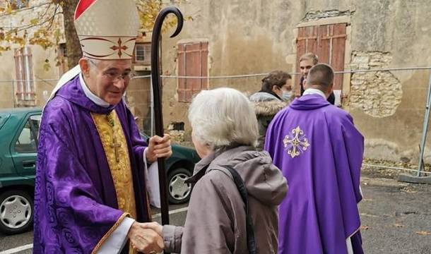 Un obispo denuncia la «epidemia del miedo» y no dará instrucciones por el coronavirus en su diócesis