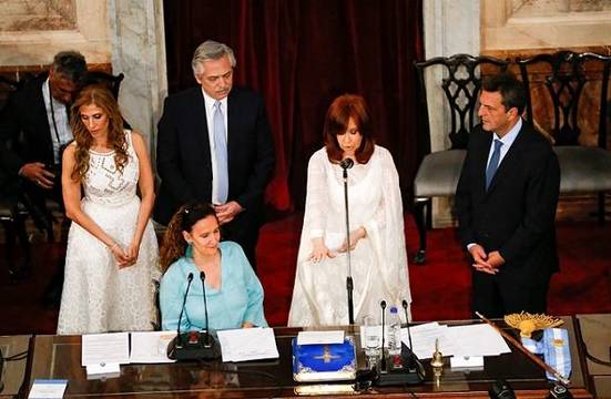 Alberto Fernández  con su vicepresidenta Cristina Fernández de Kirchner, jurando sus cargos con unos Evangelios
