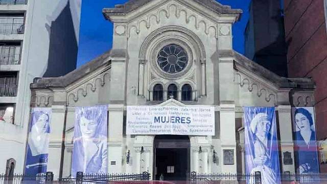La Iglesia de Montevideo divulga 4 modelos femeninos en lienzos en la calle: 2 laicas y 2 religiosas