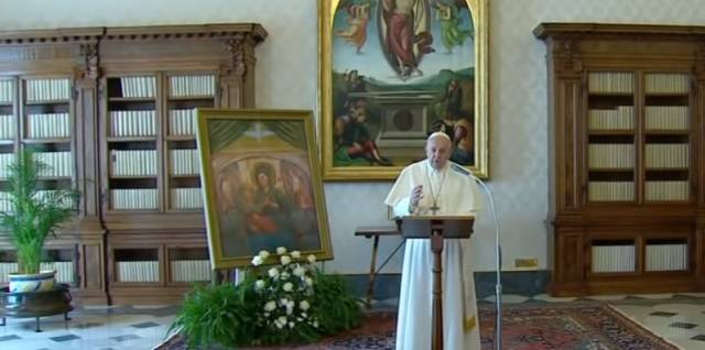 Insólito: el Papa rezó el Ángelus «enjaulado en la biblioteca», sólo se asomó un minuto a la ventana