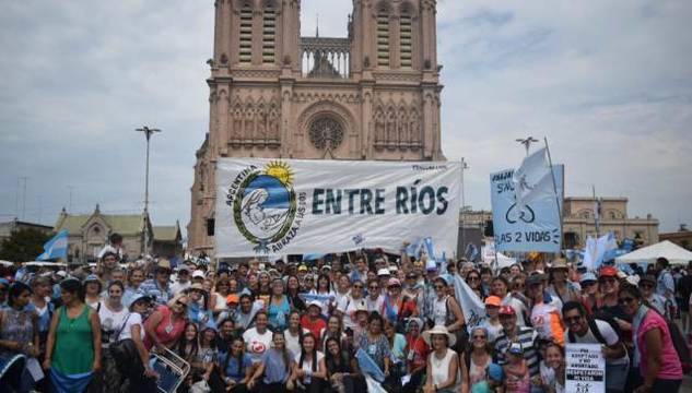 Decenas de miles de personas, con los obispos argentinos, rezan en Luján por la mujer y la vida