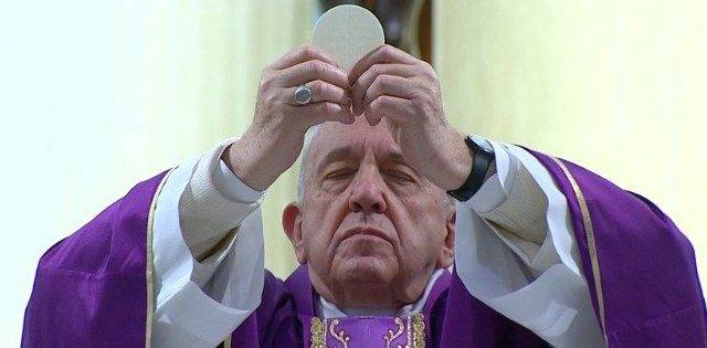El Papa: «Recemos por nuestros sacerdotes, que tengan el coraje de salir y acudir a los enfermos»