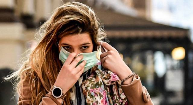 Una italiana con mascarilla ante el coronavirus - en España casi nadie, lleva mascarilla aún, excepto los chinos y algunos sanitarios