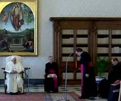Audiencia pública sin público: el Papa hace la catequesis del miércoles sentado en la Biblioteca