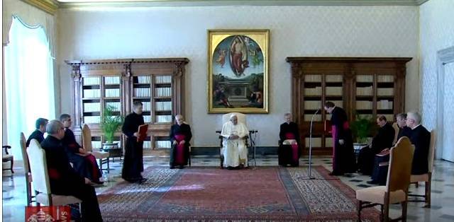 Audiencia pública sin público: el Papa hace la catequesis del miércoles sentado en la Biblioteca