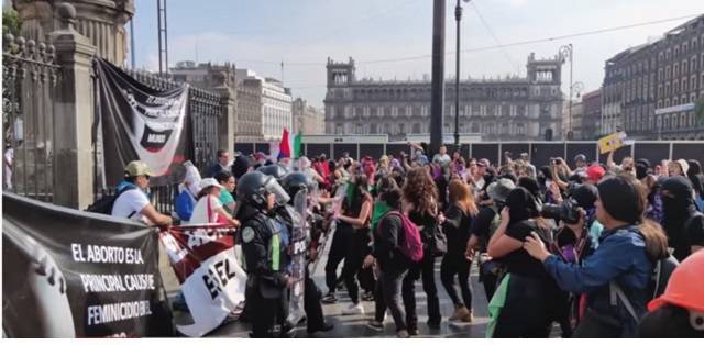 Se caen casi todas las denuncias contra 5 jóvenes provida detenidos junto a la Catedral de México