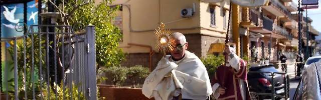 Un párroco bendice con el Santísimo las calles vacías por el coronavirus: el vídeo se ha viralizado