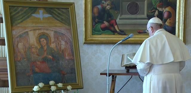 El Papa reza ante una imagen de la Virgen desde el Vaticano. También a Francisco le afectan todas las restricciones provocadas por el coronavirus