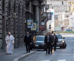 El Papa sale del Vaticano para pedir a la Virgen y al Cristo de la Peste el «fin de la pandemia»