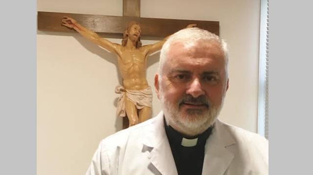 El padre José Medina es desde el apsado 1 de septiembre el capellán del hospital de Valdemoro... no deja a los enfermos