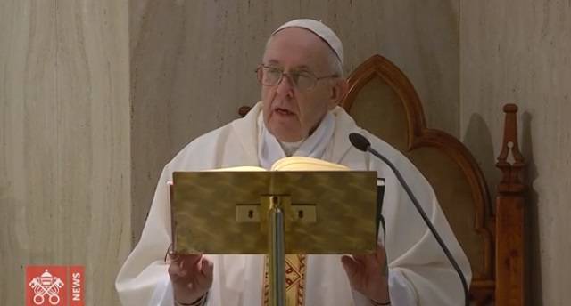 El Papa invita a todos «los que siguen la misa por televisión a hacer la comunión espiritual»