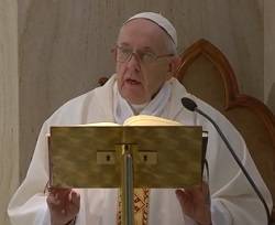 El Papa invita a todos «los que siguen la misa por televisión a hacer la comunión espiritual»