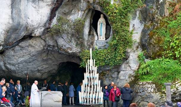«La roca de la aparición en Lourdes... quizá allí sí pasó algo», dice la cineasta Maider Fernández