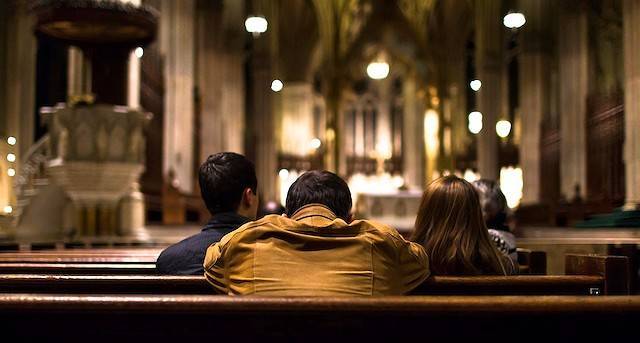 Los consejos de un sacerdote experto sobre cuándo, dónde y cómo rezar... y qué pasa con los fallos