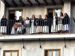 Las religiosas que cantan en el balcón