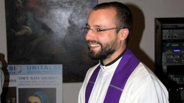Un párroco vuelve como enfermero a una unidad de coronavirus: «Mi decisión está apoyada en la fe»