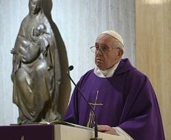 El Papa pide rezar por la gente que «no consigue reaccionar» y está «asustada por esta pandemia»