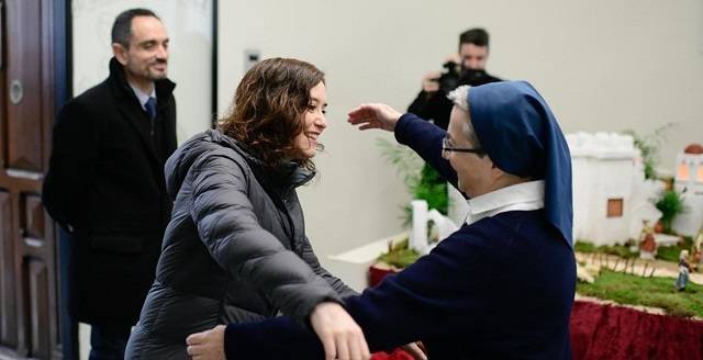 La presidenta de Madrid sale en defensa de las monjas y reivindica su labor frente a las «fake news»