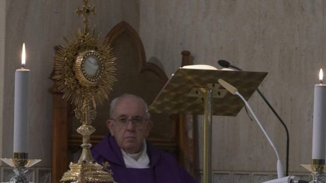 El Papa Francisco invita a mirar el crucifijo en este tiempo bajo «la luz de la redención»