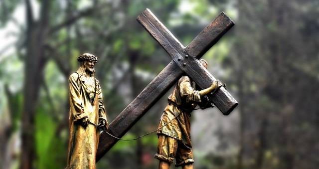 Con las iniciativas que propone el padre Broom se puede acompañar a Jesús estos días, ayudarlo a cargar la Cruz y ser conscientes del amor que tiene por cada uno