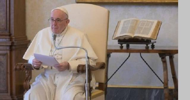 Crucifijo y Evangelio: lo que recomienda el Papa Francisco para celebrar la Semana Santa desde casa