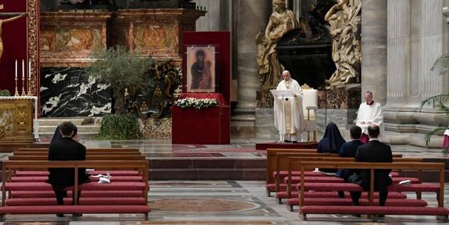 «¡Bravos sacerdotes!»: emocionado recuerdo del Papa para todos ellos en un Jueves Santo excepcional