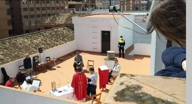 Los paúles de Sevilla celebraban la Misa de Ramos en la azotea... y vino la Policía local a interrumpirla -Imagen de Canal Sur